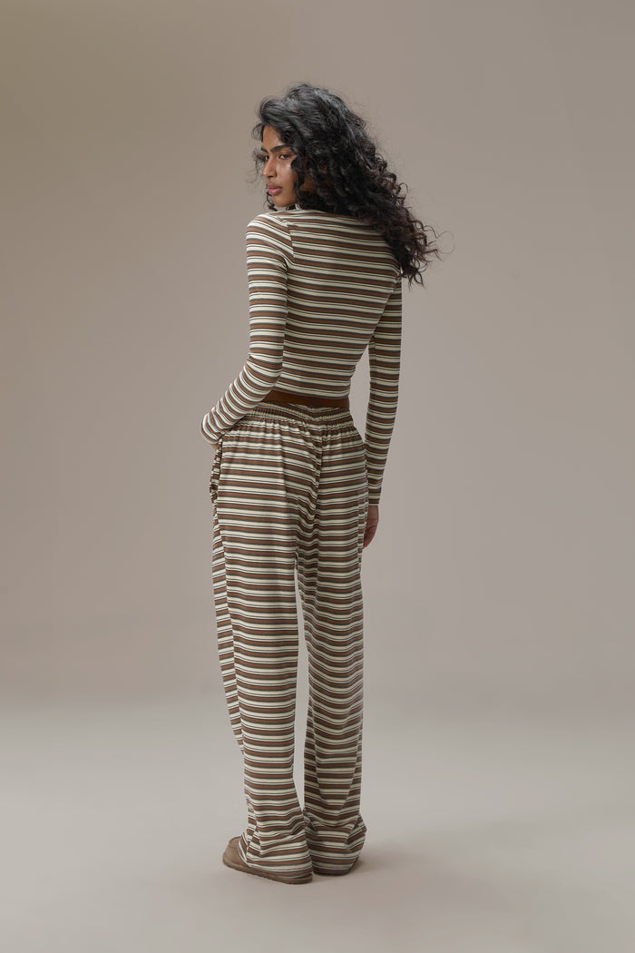 Model is 5'9.5" and size S.