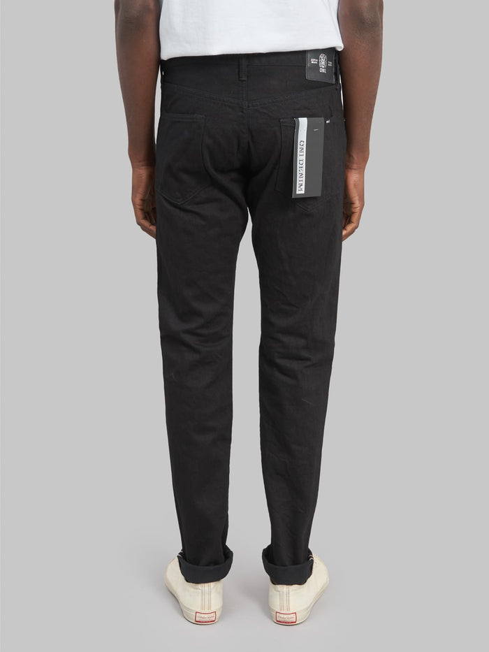 oni 642 jet black denim 13oz relaxed tapered selvedge jeans back look