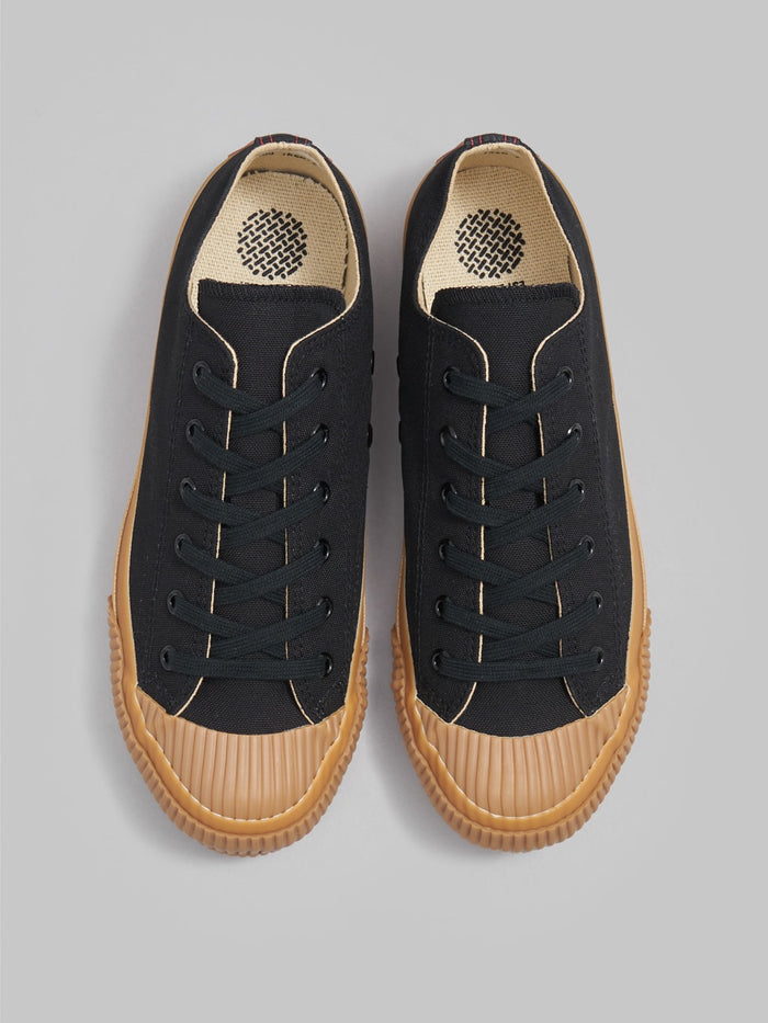 pras shellcap low sneakers kuro gum black laces